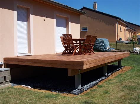 Schéma technique illustrant les étapes de création d'une terrasse en bois sur plusieurs niveaux
