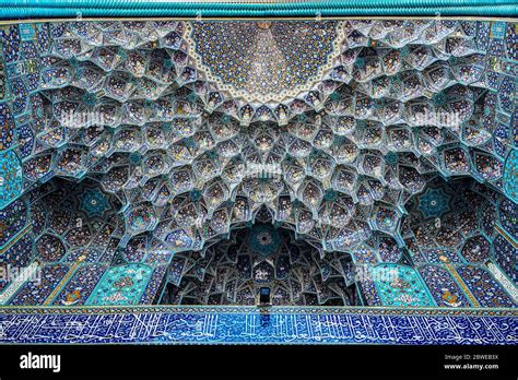 Détail architectural des muqarnas sous un iwan