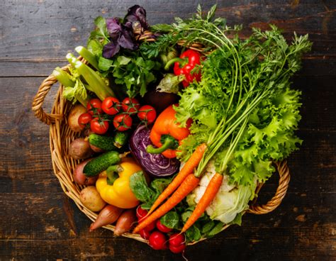 Détail d'une récolte de légumes de saison dans un panier