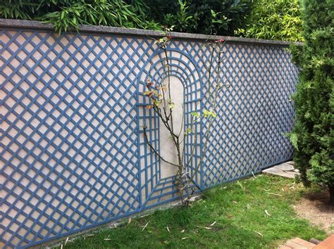 Un jardin luxuriant avec des treillages en bois supportant des plantes grimpantes