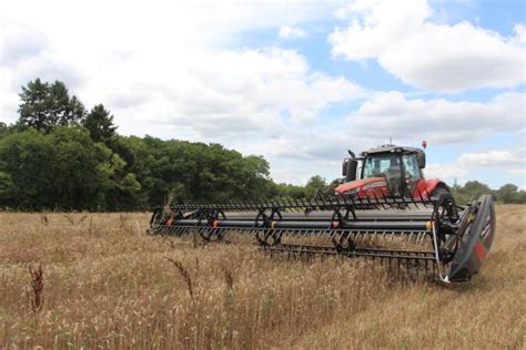 Plateforme de coupe MacDon D2 en action