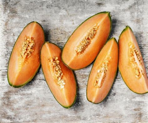 Image d'un melon parfaitement mûr, prêt à être dégusté.