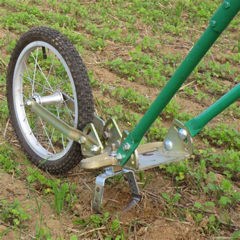 Schéma illustrant les composants d'une houe maraîchère manuelle avec roue et lame