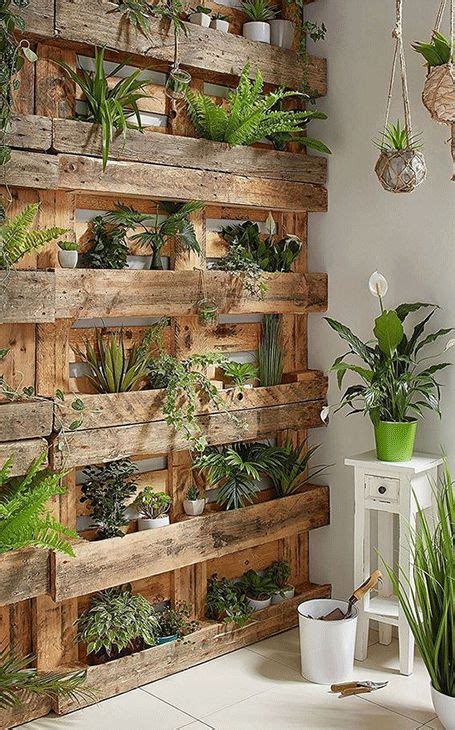 Mur de plantes aromatiques créé à partir de palettes