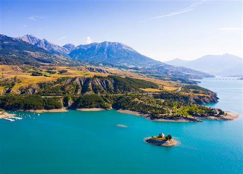 Vue panoramique sur le lac de Serre-Ponçon depuis un chalet