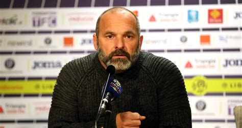Pascal Dupraz en train de donner des instructions à des joueurs de football amateurs