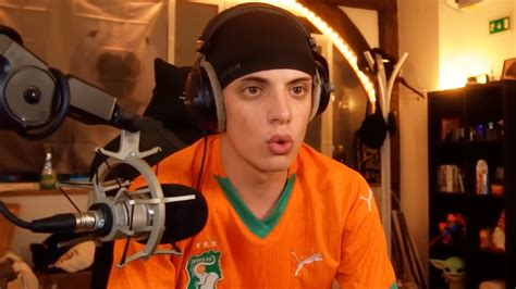Xari en plein direct de streaming, avec des réactions visuelles