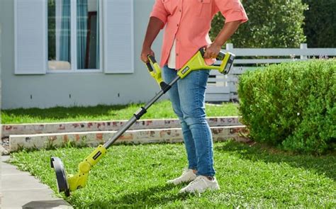 Ryobi OLT1832 en action coupant les bordures d'un jardin