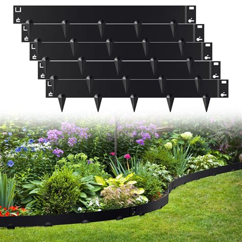 Bordure de pelouse en acier noir dans un jardin moderne