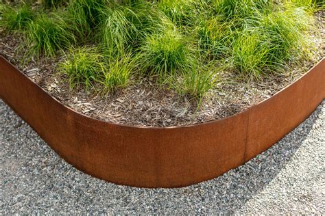 Gros plan sur une bordure en acier Corten avec sa patine rouille