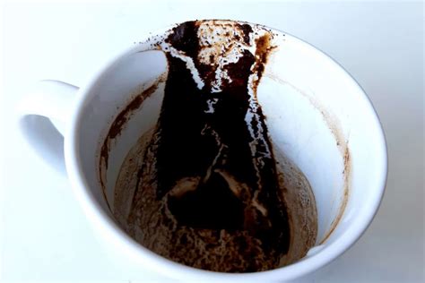 Marc de café fraîchement infusé dans une tasse