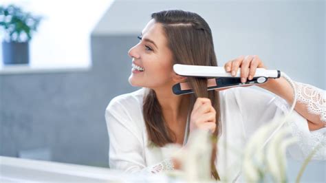 Illustration d'une femme utilisant un gel lisseur de bordure sur ses cheveux