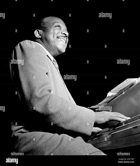 Portrait d'un pianiste de jazz jouant sur scène, avec des lumières tamisées