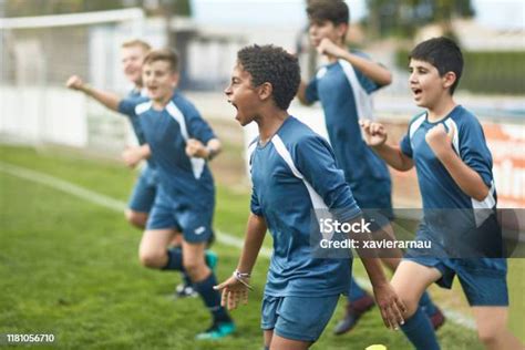 Photo d'équipe de jeunes footballeurs en plein entraînement technique