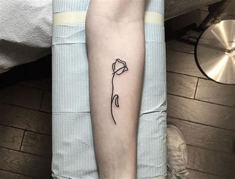Illustration d'un tatouage bonsaï minimaliste sur l'avant-bras