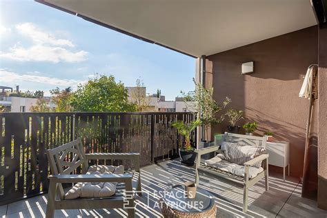 Illustration d'un appartement de style languedocien avec sa terrasse privative ombragée