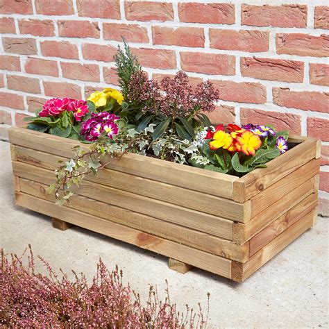 Jardinière en bois avec plantes fleuries