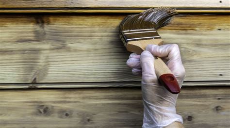 Application de lasure sur une jardinière en bois