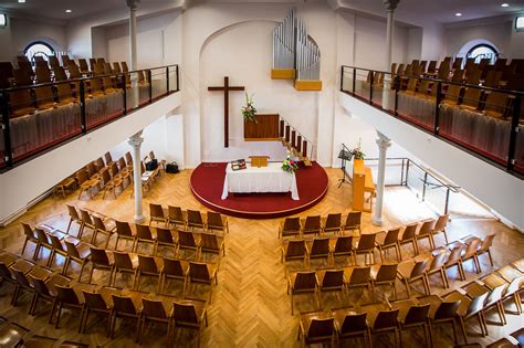 Intérieur d'une église évangélique moderne et colorée