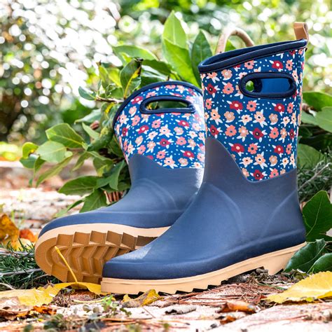 comparaison visuelle entre un sabot de jardin, une demi-botte et une botte haute