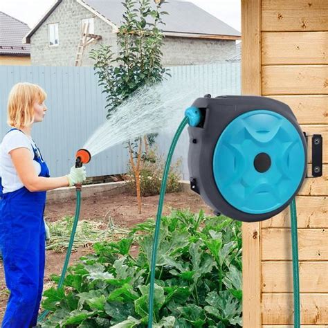 Photo d'un jardin organisé avec un dévidoir mural