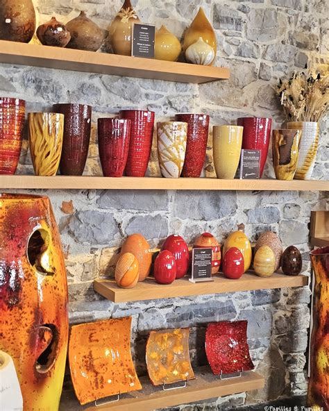Exposition de poteries artisanales japonaises dans une boutique spécialisée à Madrid
