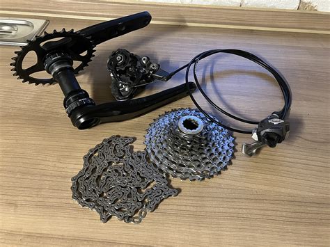Différents types d'attaches rapides (KMC, SRAM, Shimano)