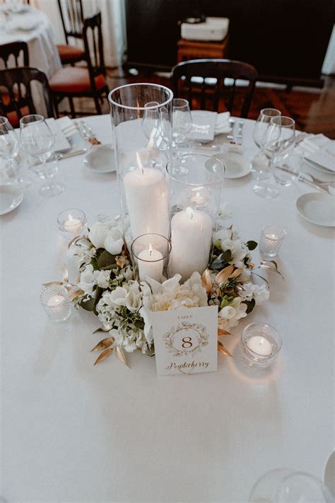 Centre de table de mariage avec succulentes et fleurs colorées