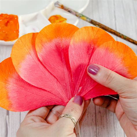 Hibiscus en papier crépon fini et mis en scène