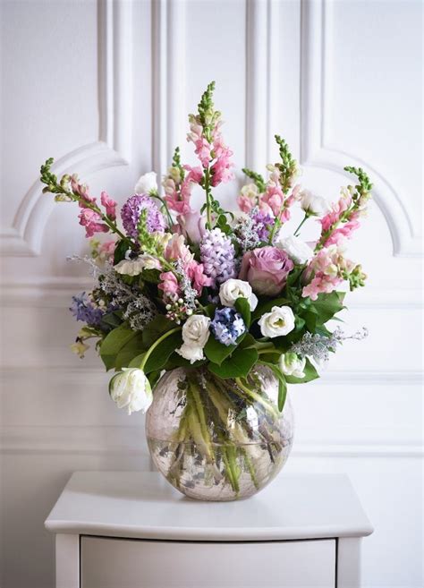 Image d'un beau bouquet de bulbes printaniers dans un vase