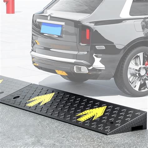 Illustration montrant une rampe de bordure installée devant un trottoir pour faciliter le passage d'une voiture