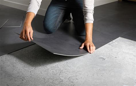 Outils pour la pose de dalles PVC