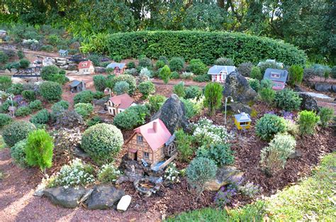 Exemple d'étiquettes de jardin avec différentes formes et matériaux