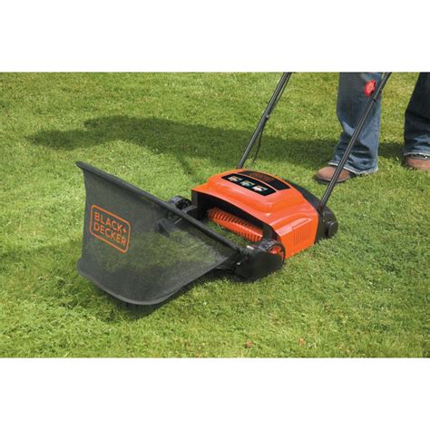 Scarificateur Black & Decker en action