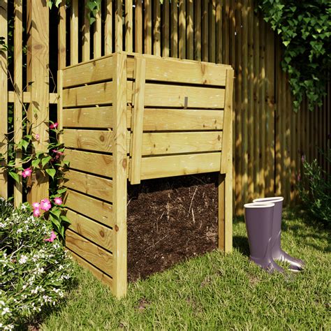 Détail de l'assemblage d'un composteur en bois avec des lames de terrasse