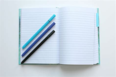 Cahier de notes et stylos