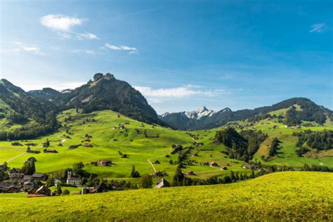 Paysage du Haut-Doubs avec des pâturages et des fermes