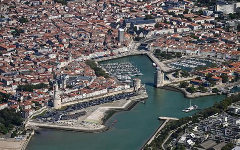 Vue aérienne du Vieux-Port de La Rochelle avec l'hôtel Mercure en premier plan