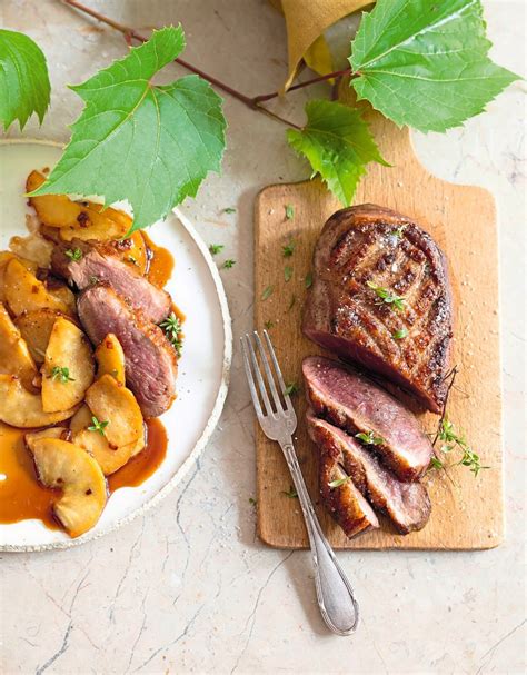 Assiette de magret de canard tranché accompagné de pommes de terre sarladaises et de légumes rôtis