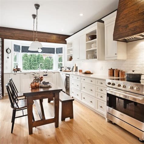 Intérieur d'une cuisine rustique et moderne avec des ustensiles en cuivre et des livres de cuisine
