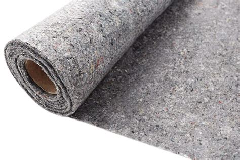 Main tenant un rouleau de feutre géotextile prêt à être déroulé