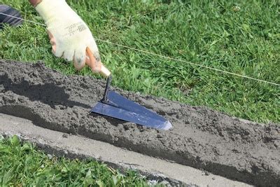 Application de mortier entre des bordures