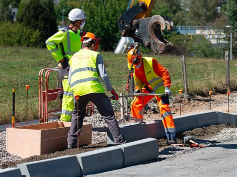 Vue aérienne d'un chantier de pose de bordures avec des engins mécaniques