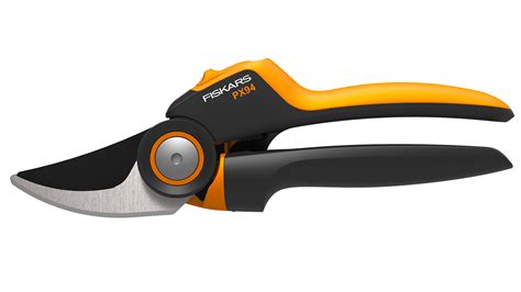 Sécateur Fiskars PX94 L en situation de taille dans un jardin printanier