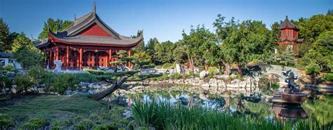 Vue panoramique du Jardin botanique de Montréal avec ses aménagements paysagers