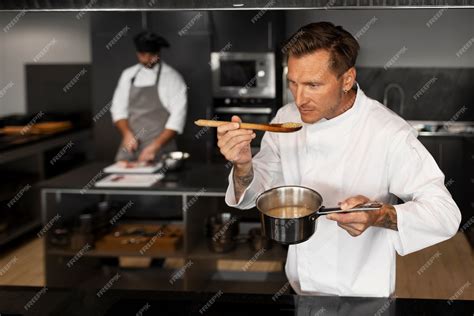 Chef travaillant dans une cuisine