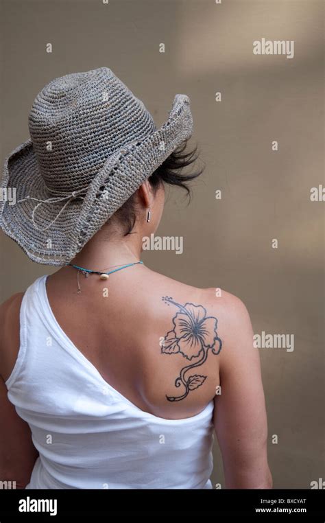 Tatouage hibiscus réaliste sur une épaule