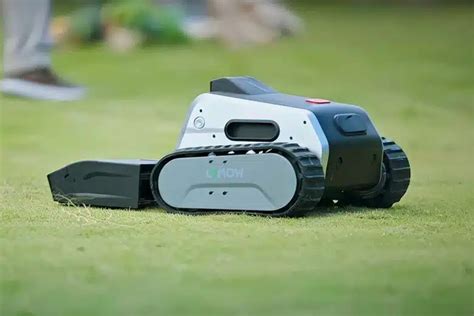 Robot tondeuse en action sur une pelouse résidentielle