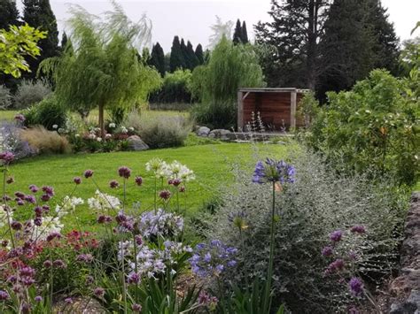 Comparaison visuelle entre un jardin simple et un jardin complexe pour un robot