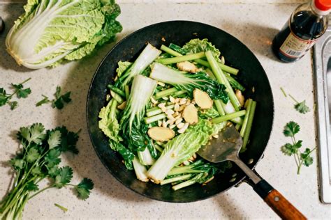Plat de chou chinois sauté au wok avec des légumes